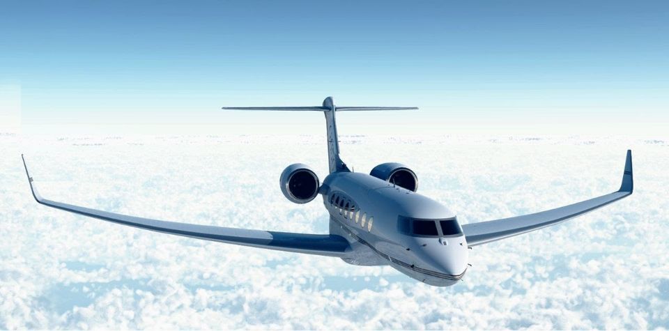 Privatjet fliegend über Wolken