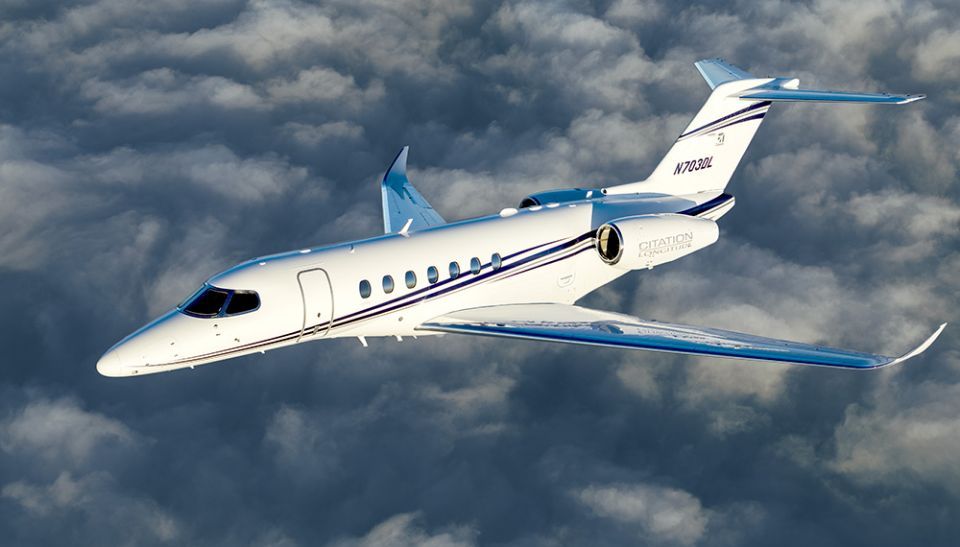 Privatjet in der Luft von oben