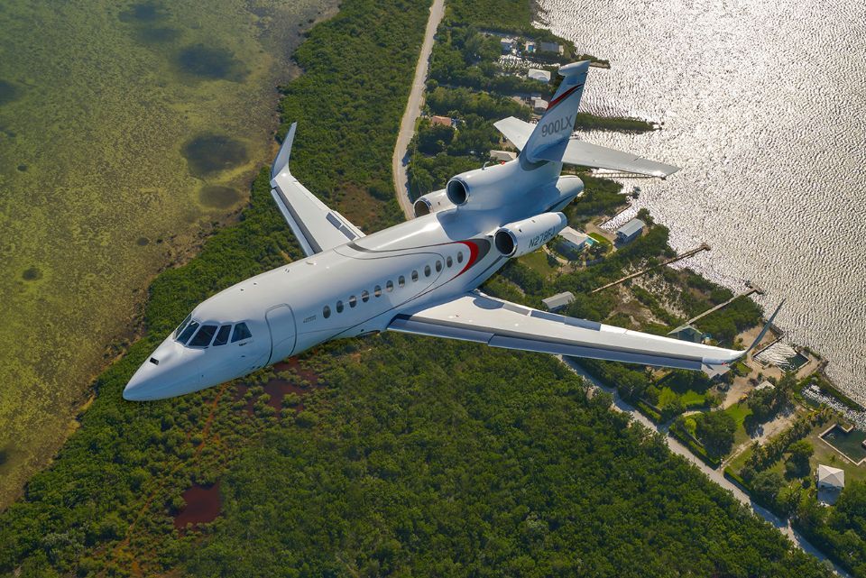 Privatjet überfliegt Landschaft