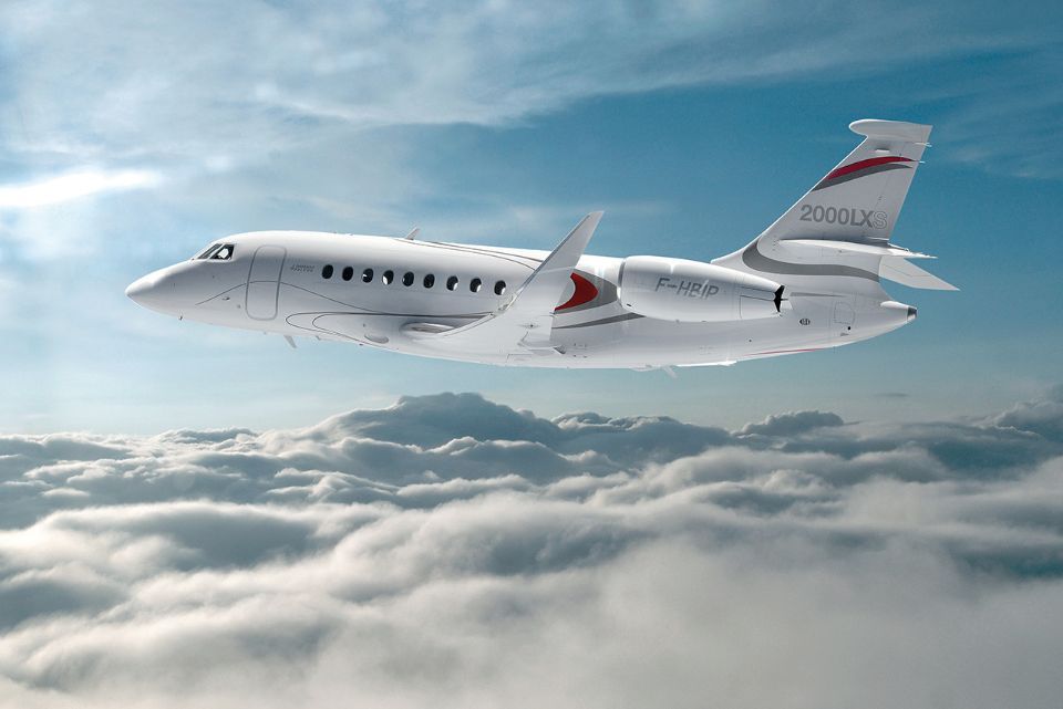 Privatjet über den Wolken seitlich gesehen