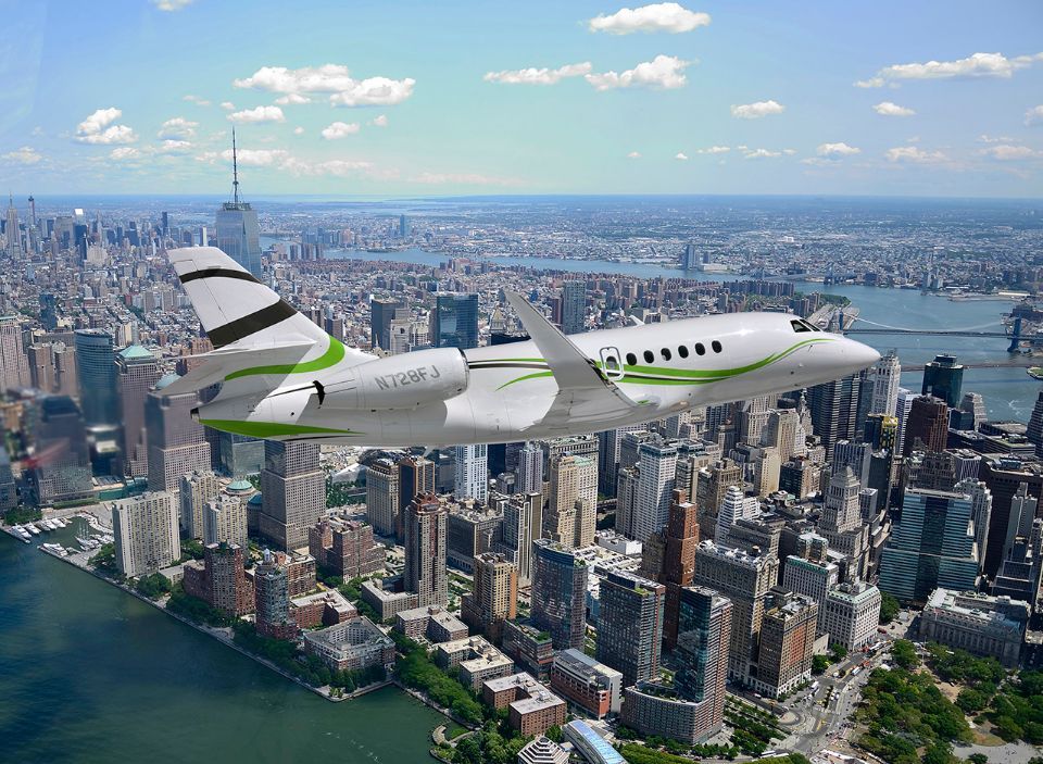 Privatjet über Cityskyline