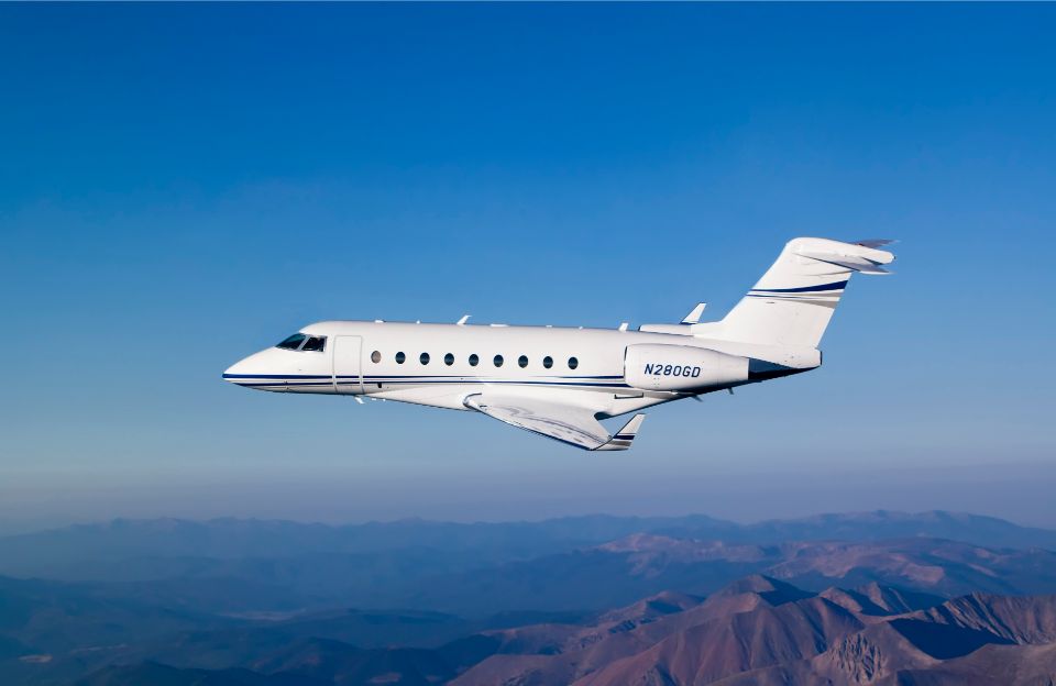 Flugzeug Privatjet Berge blauer Himmel