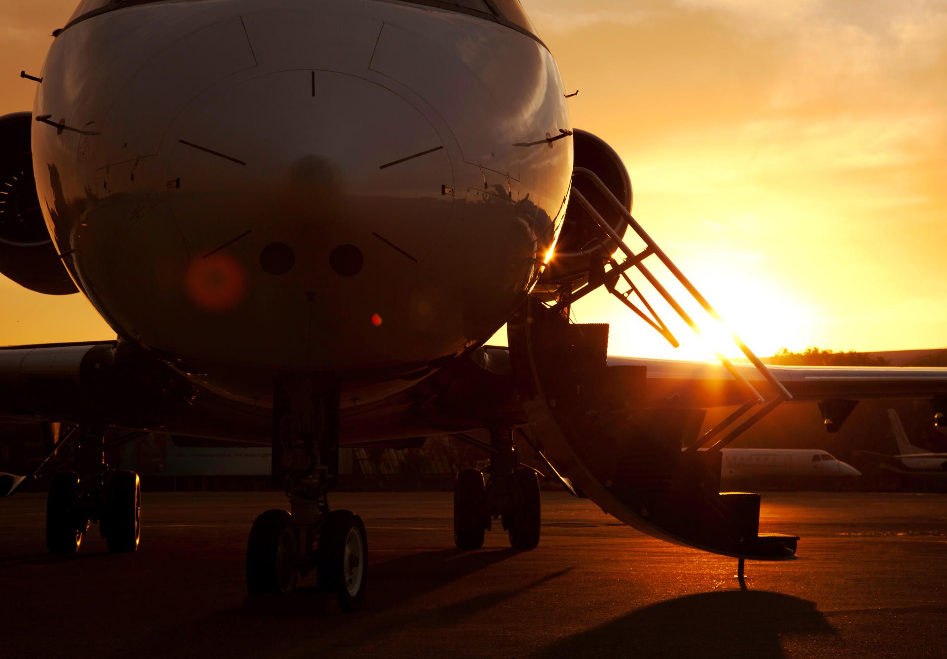Privatjet mit offener Treppe im Abendlicht