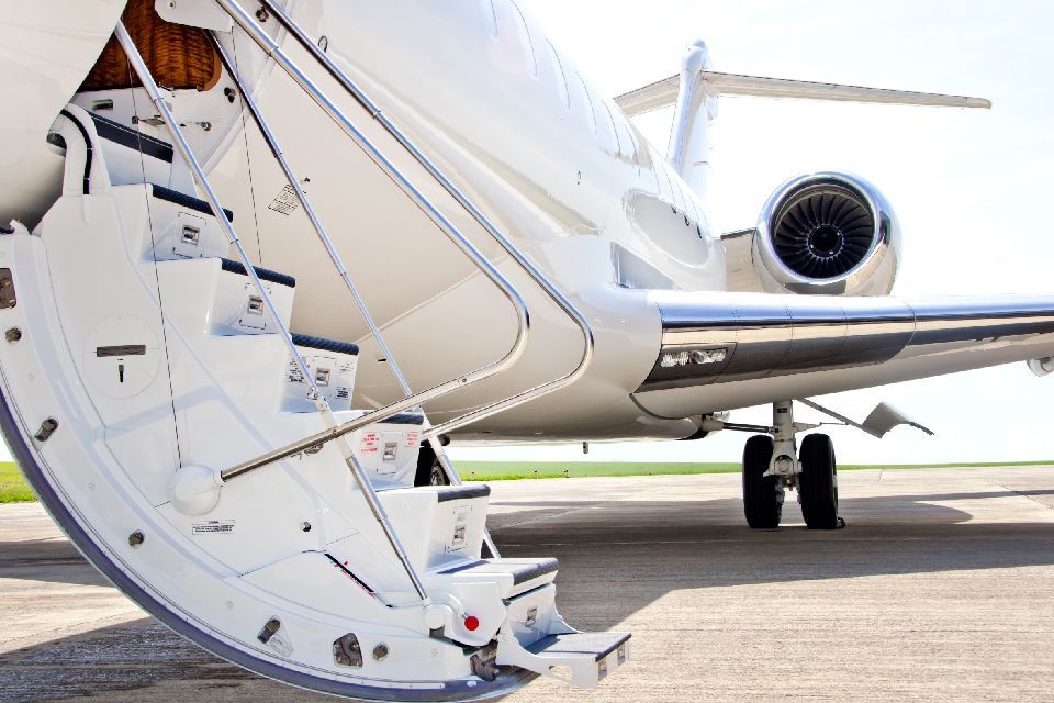 Privatjet mit offener Treppe und Triebwerk