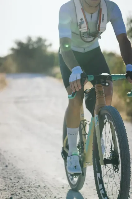 Dos personas andan en bicicleta por un sendero de playa; 