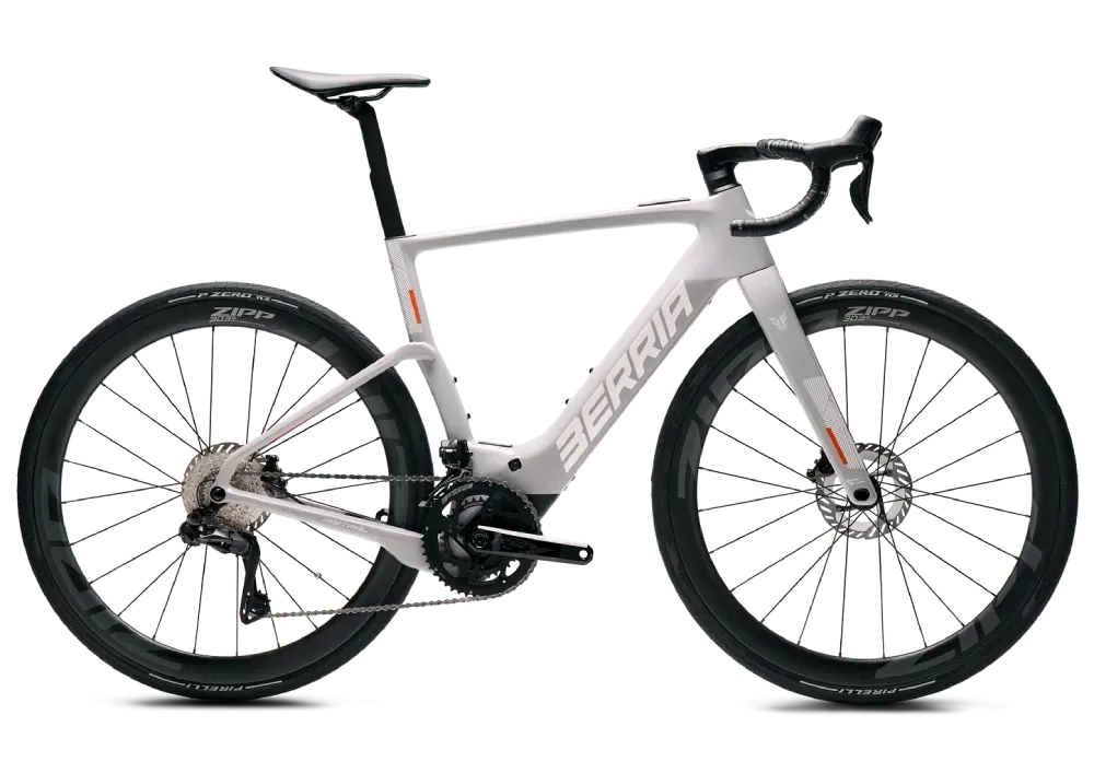 Bicicleta eléctrica de carretera blanca con ruedas y componentes negros, logotipo