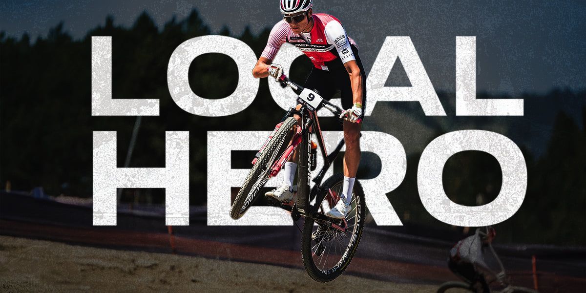 Ciclista de montaña en movimiento, enmarcado por el texto 