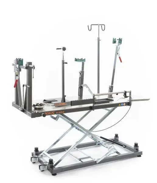 Elevador de motocicletas con soportes ajustables que proporciona una plataforma de trabajo. Metal gris, fondo blanco.