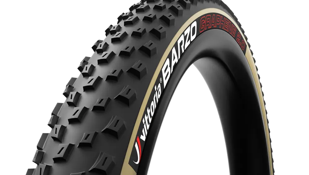 Neumático de bicicleta de montaña de color negro con tacos prominentes