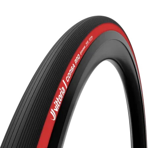 Neumático de bicicleta Vittoria Corsa N.EXT negro sobre llanta negra, vista en ángulo. Logotipo rojo y blanco en el flanco.