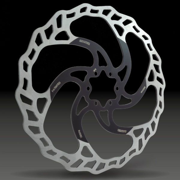 Rotor de freno de bicicleta plateado y negro con borde exterior ondulado y orificios de montaje centrales.