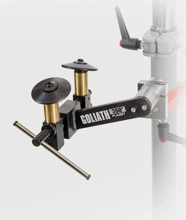 Herramienta de alineación Goliat negra y dorada montada en un poste blanco.