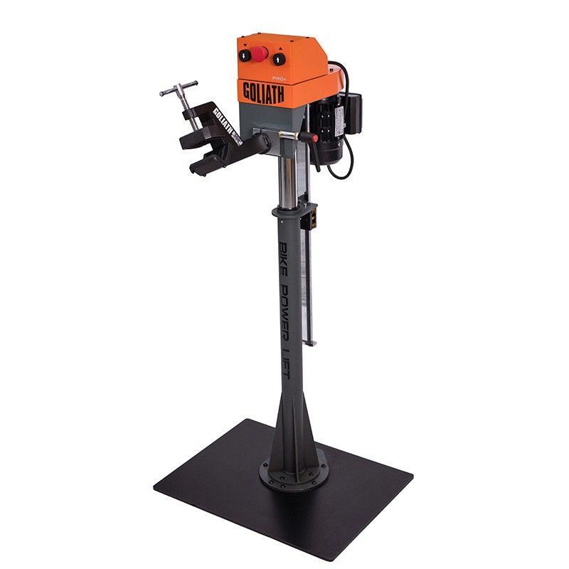 Caballete para reparación de bicicletas con abrazadera negra que sujeta una pieza, logo naranja, poste gris y palancas rojas.