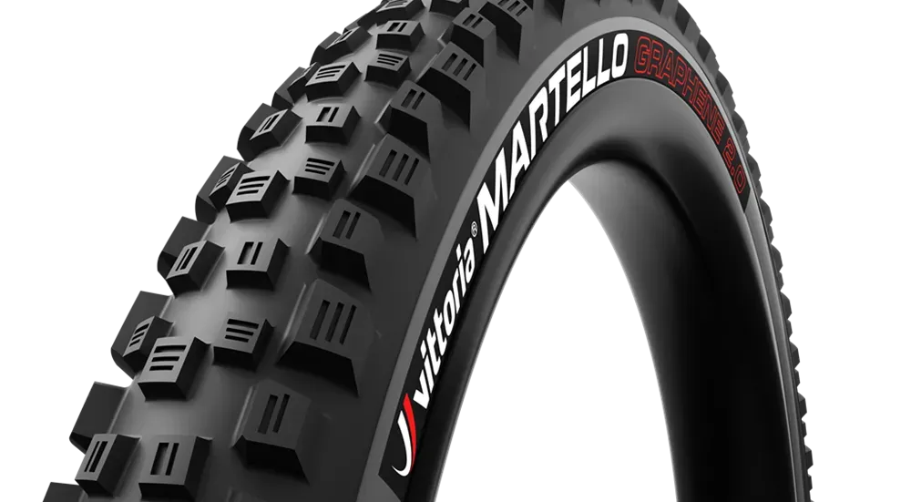 Neumático de bicicleta de montaña de color negro con dibujo de banda de rodadura prominente y etiquetado