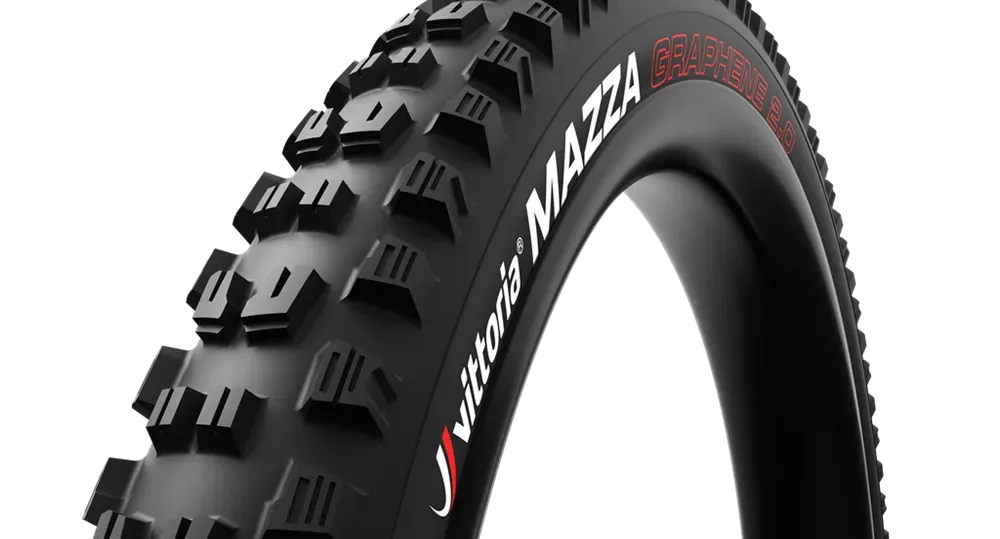 Neumático para bicicleta de montaña Vittoria Mazza de color negro con dibujo agresivo.