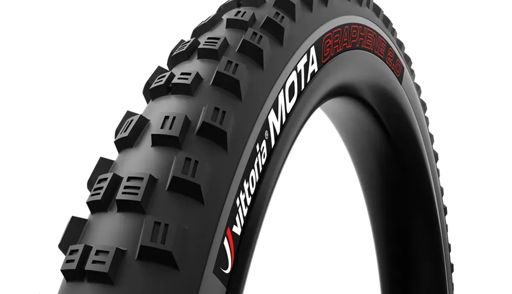 Neumático de bicicleta de montaña de color negro con banda de rodadura prominente y marca