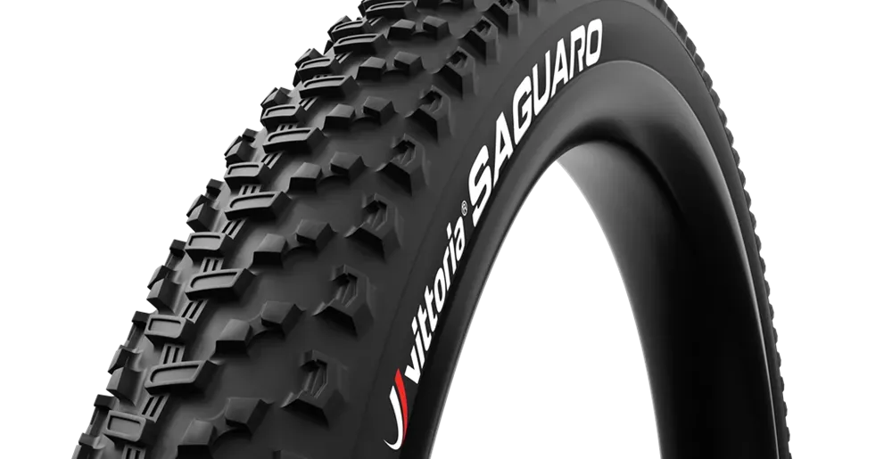 Neumático de bicicleta de montaña negro con banda de rodadura prominente y texto