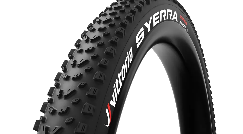 Neumático de bicicleta de montaña de color negro con banda de rodadura prominente y la palabra