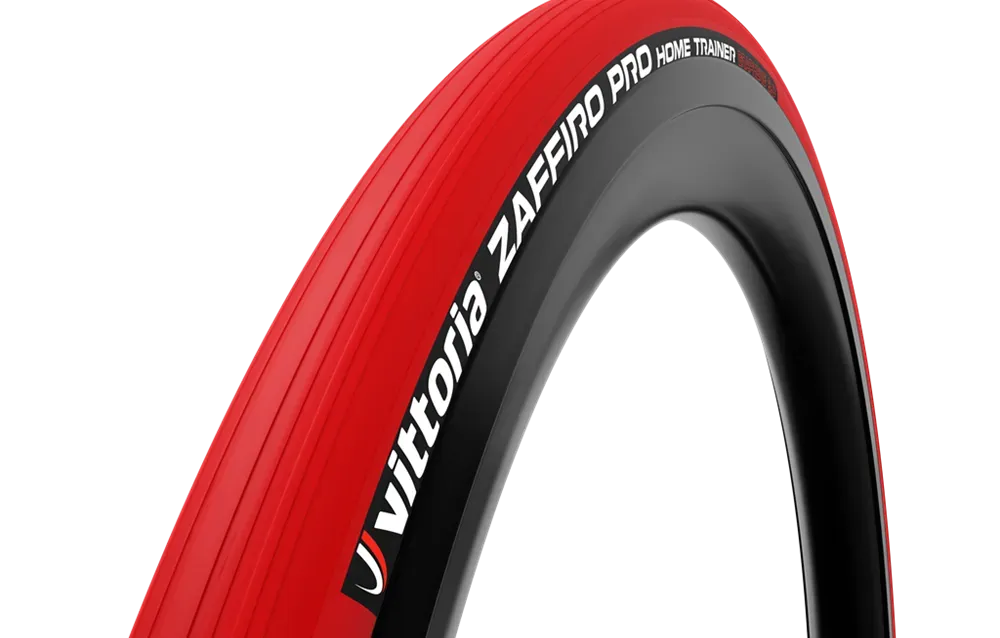 Neumático de bicicleta de carretera Vittoria Zaffiro Pro rojo sobre llanta negra.