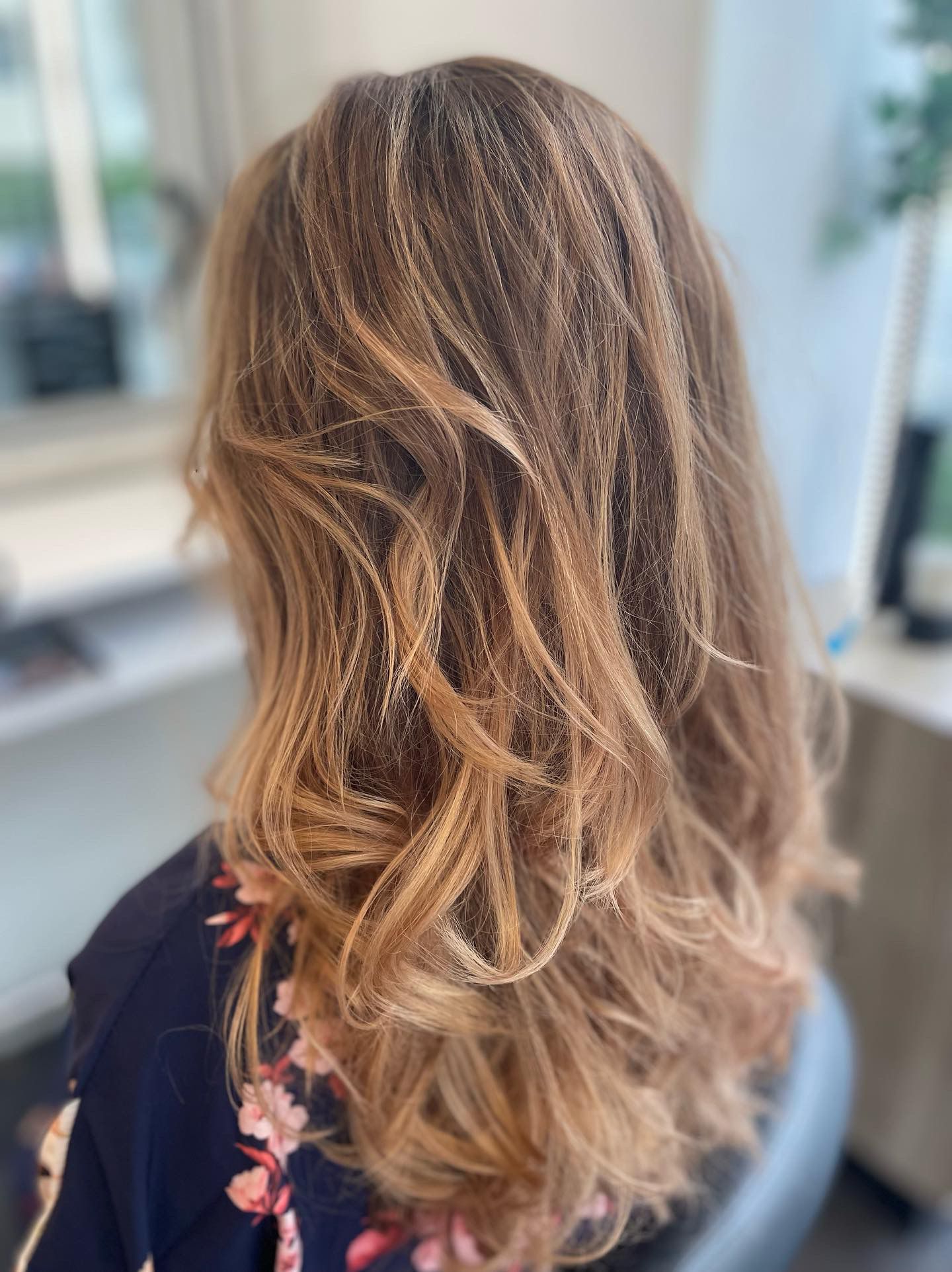 Un homme aux cheveux roses et à la coupe dégradée regarde vers le bas.