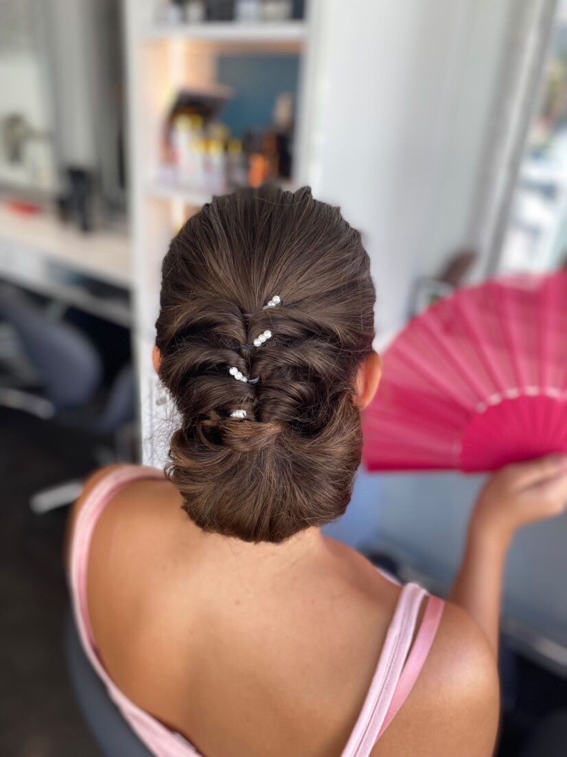Chignon bas pour événement avec petites perles discrètes