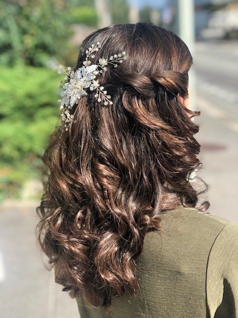 Coiffure longue avec barette