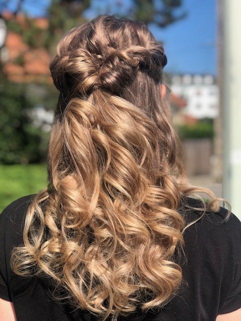 Coiffure bouclée et nouée