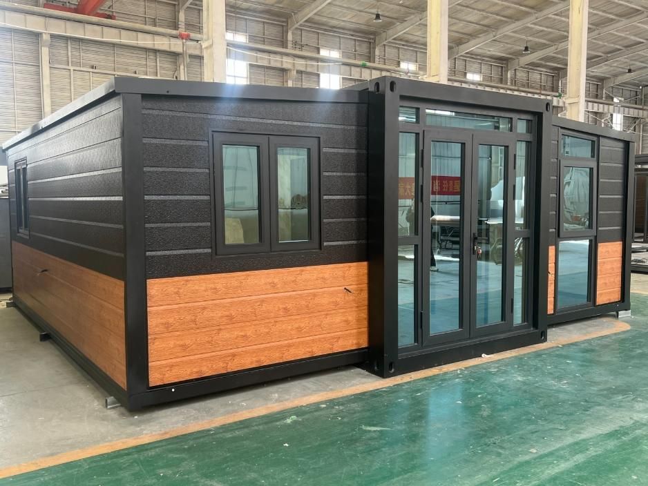 Minicasa modular con exterior negro y de madera dentro de un almacén.
