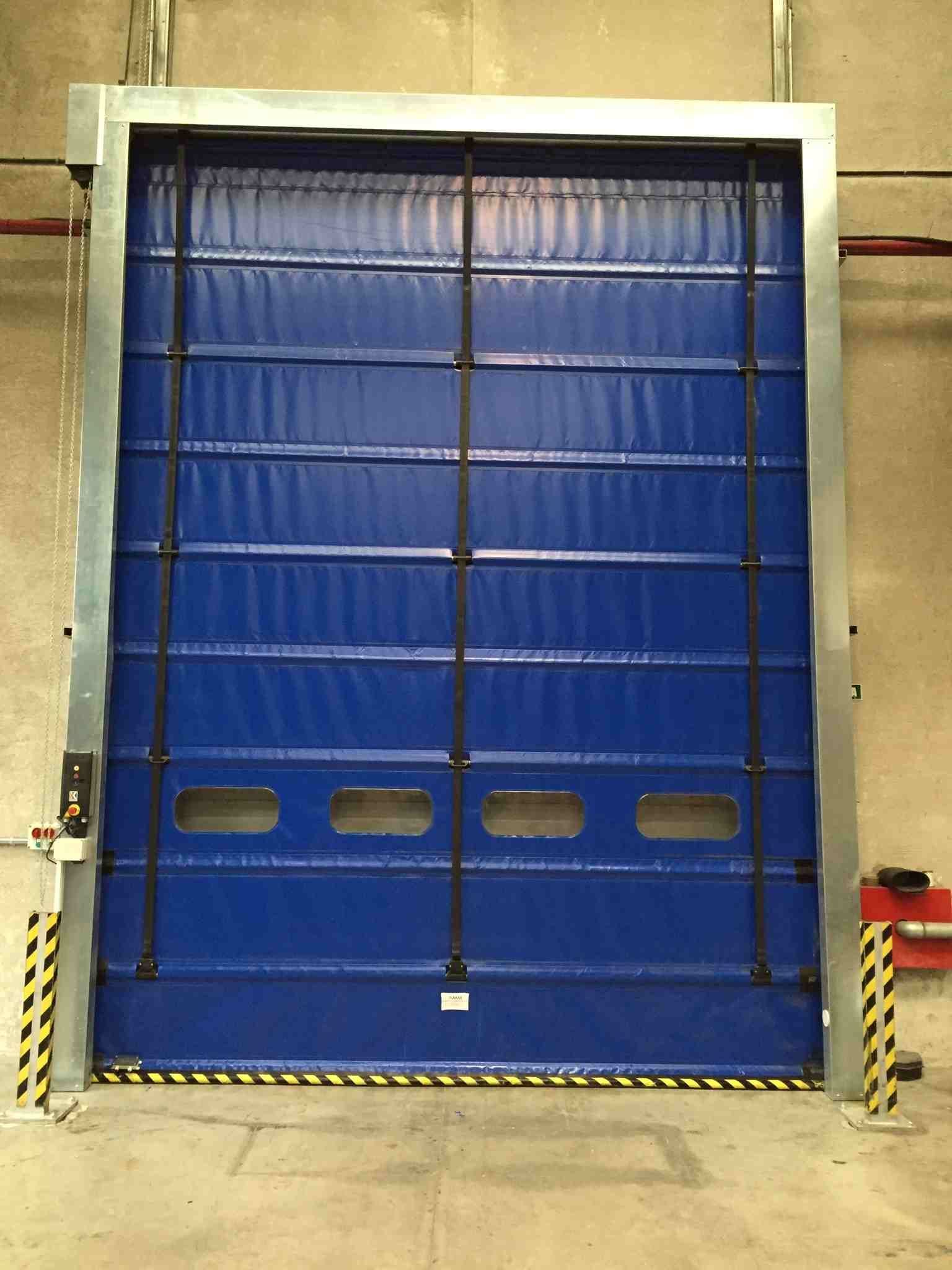 Una puerta de garaje azul está abierta en un almacén.