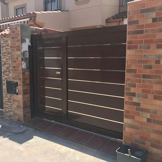 Una pared de ladrillos con una puerta marrón delante.