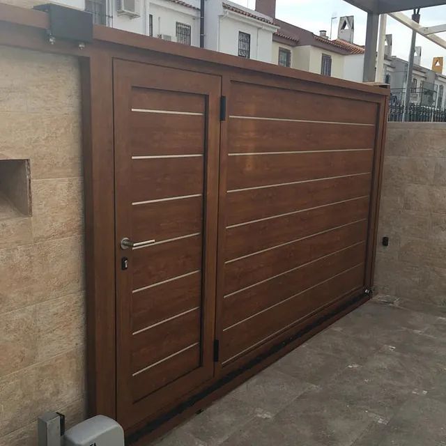 Una valla de madera con una puerta en el medio.