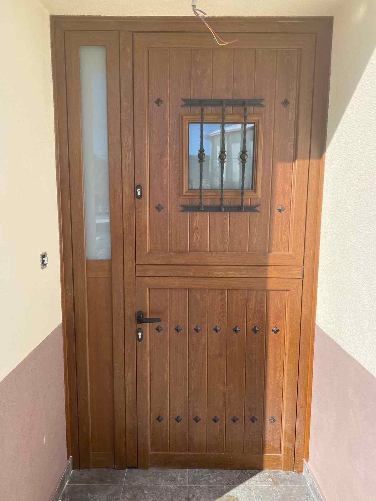 Una puerta de madera con una ventana en el costado.