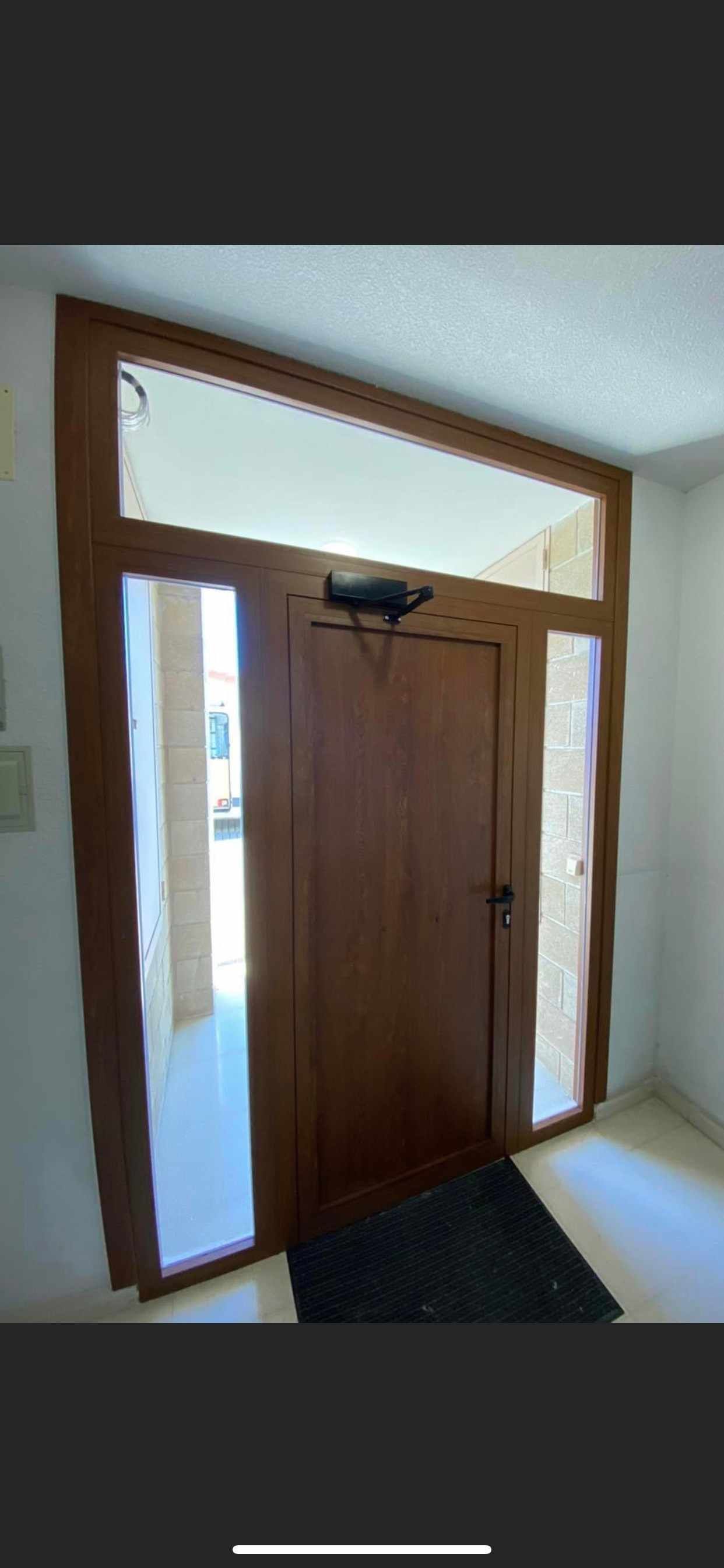 Una gran puerta de madera con muchas ventanas en una habitación.
