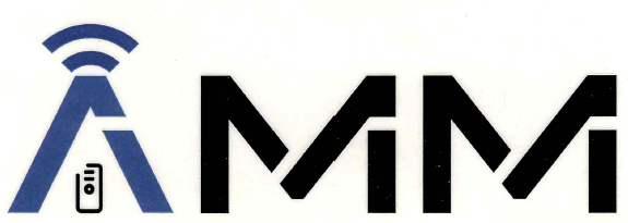 Un logotipo para una empresa llamada amm con un control remoto.