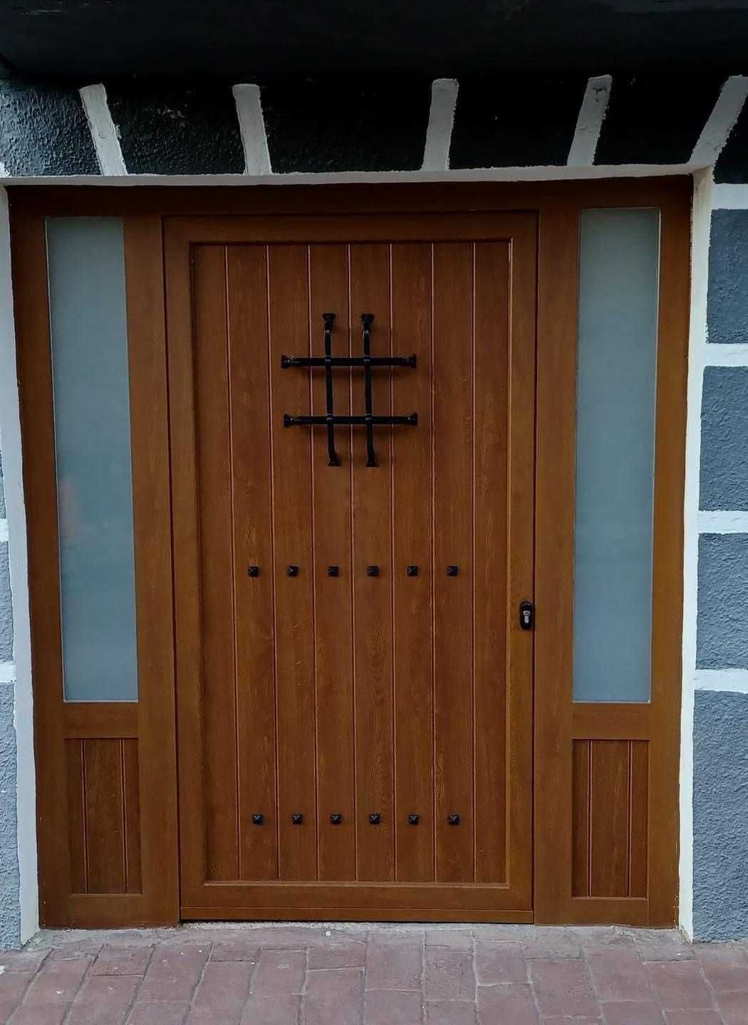 Una puerta de madera con una cruz en ella