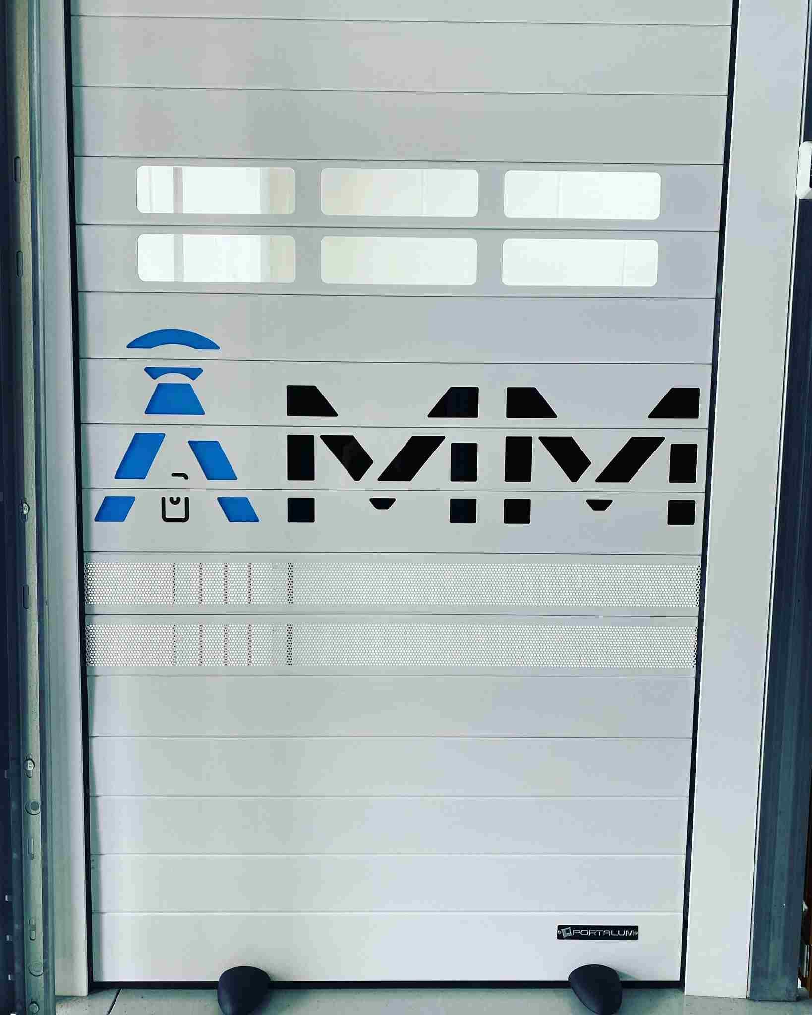 Una puerta blanca con la palabra amm en ella