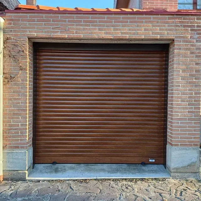 Una puerta de garaje con una persiana de madera en una pared de ladrillo.