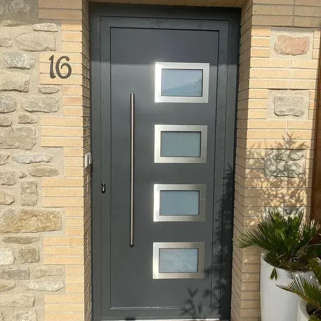 Una puerta con el número 16