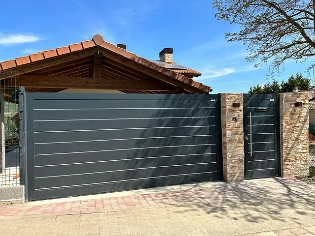 Una casa con una puerta corrediza en el frente.