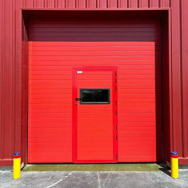 Una puerta de garaje roja con una pequeña ventana.