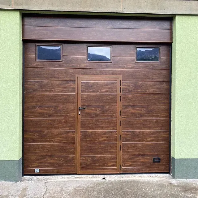 Una puerta de garaje de madera con una pequeña puerta debajo.