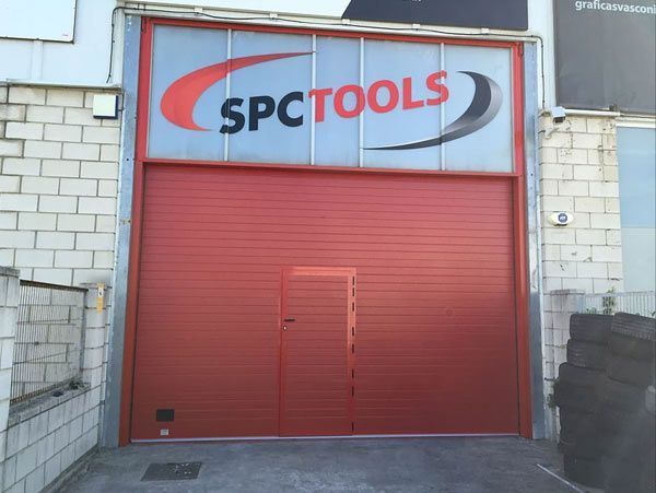 Una puerta de garaje roja que dice spctools.
