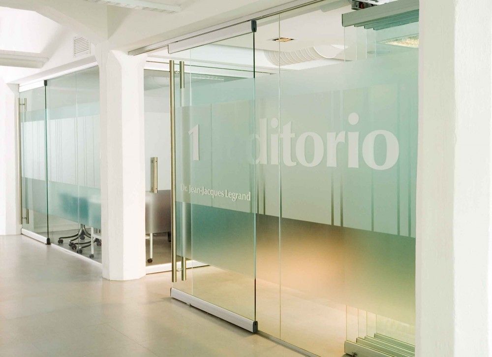 Una puerta de vidrio con la palabra auditorio en ella