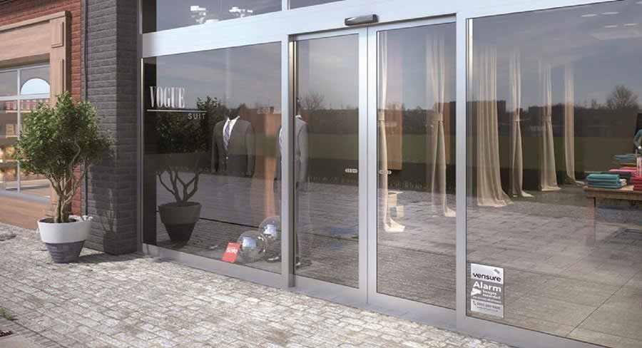 Una tienda con puertas corredizas de vidrio y un edificio de ladrillo.