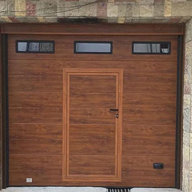 Una puerta de garaje de madera con dos ventanas y una puerta.