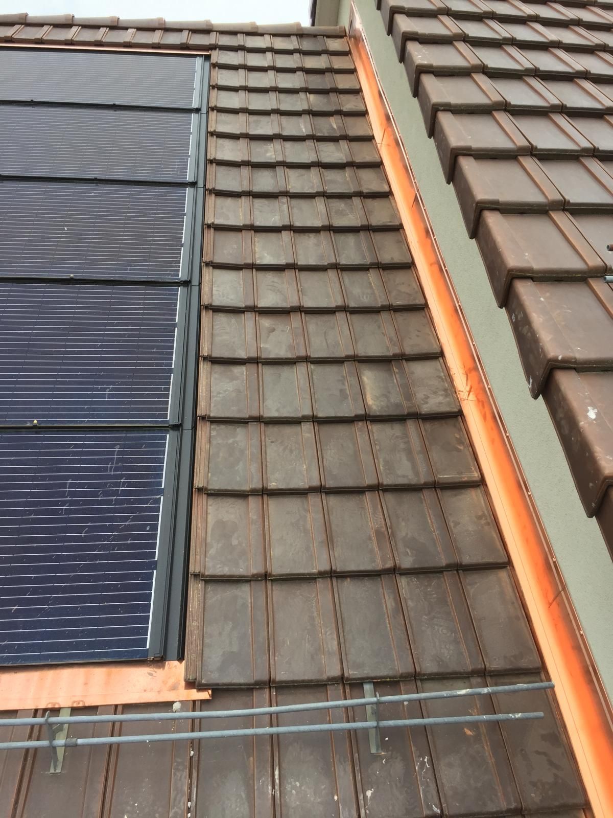 Auf einem Ziegeldach befindet sich ein Solarpanel.