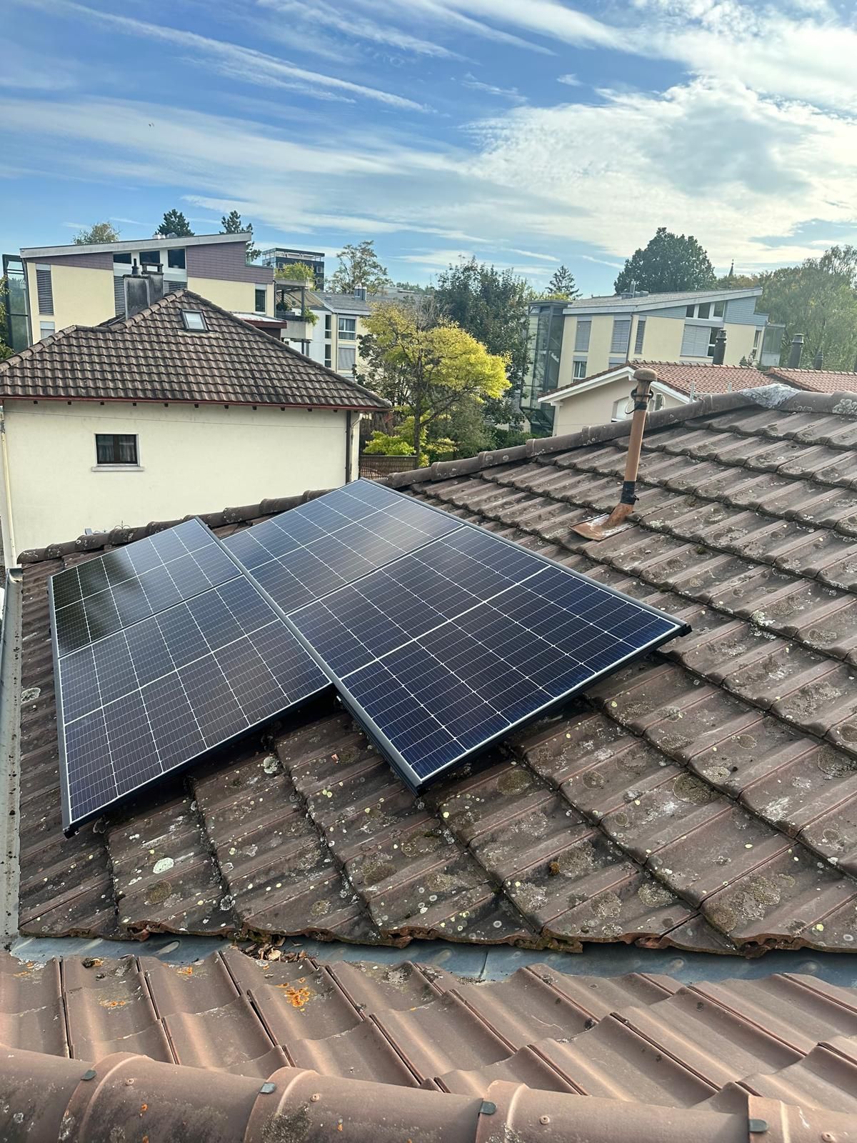 Dach von Wohnhaus eingedeckt mit Solaranlage