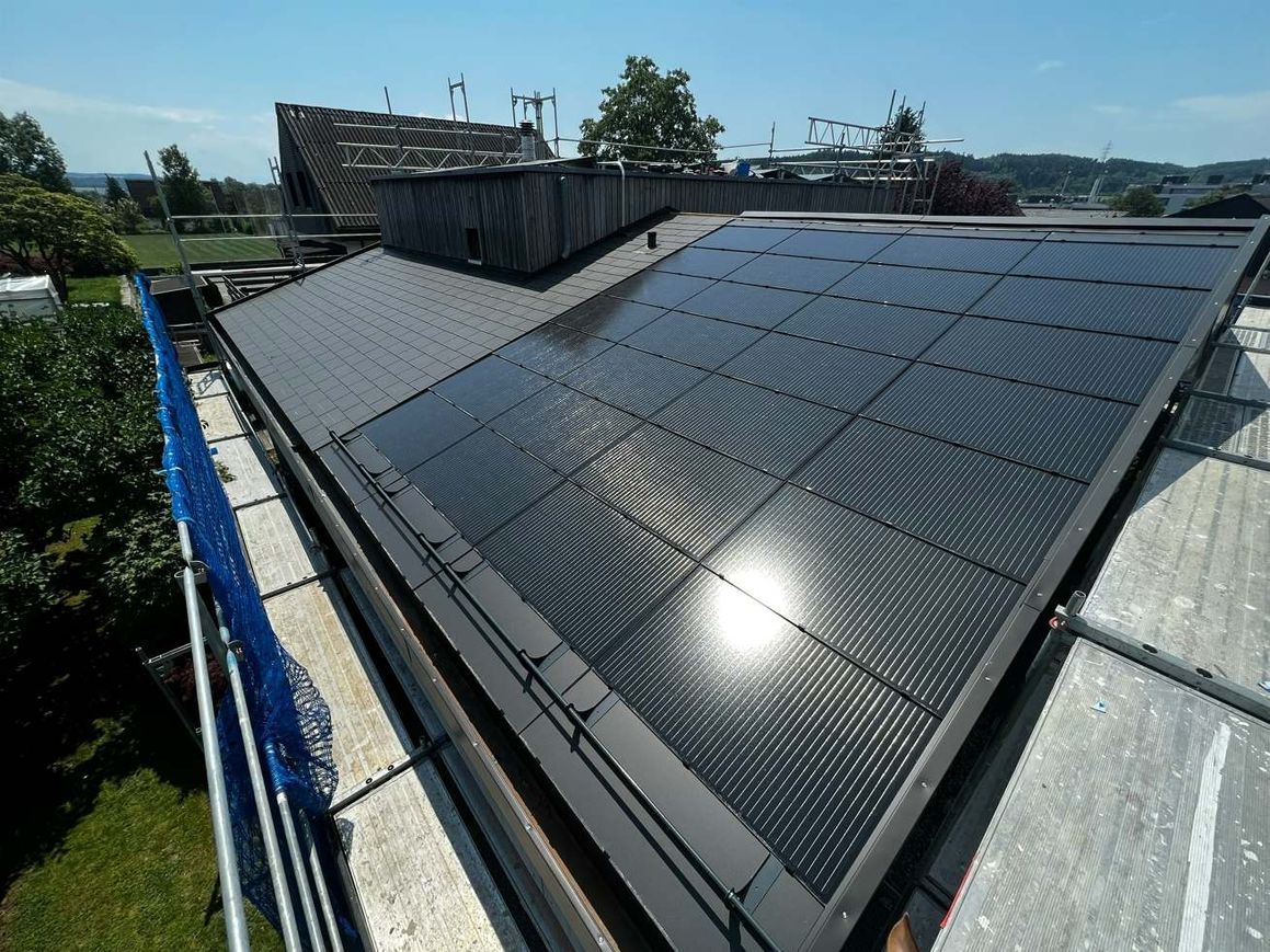 Solaranlage auf Dach wird gereinigt