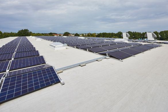 Solaranlage auf Flachdach von Fabrik