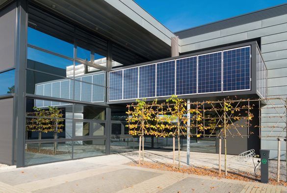 Photovoltaikanlage auf modernem Wohnhaus
